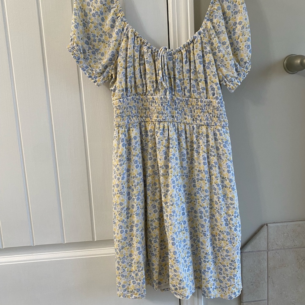 The perfect off the shoulder dress to throw on☀️